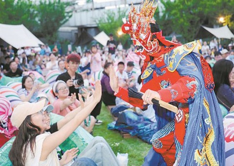 成都推进文旅工业全域全业态开展